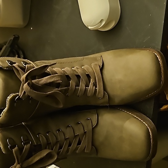 Boots - Picture 4 of 4